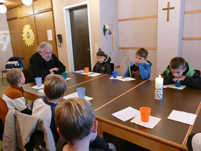 Symbolische Mantelteilung mit den Kommunionkindern (Foto: Karl-Franz Thiede)